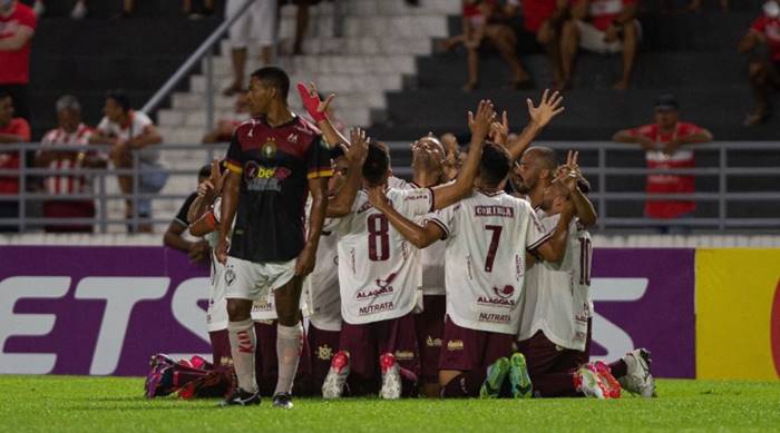 Dupla ex-Vitória marca, CRB vence o Globo e volta ao G4 no Nordestão