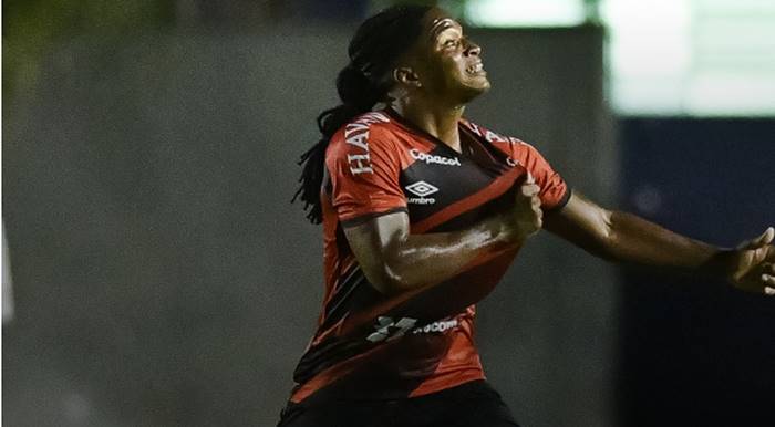 Ex-Bahia garante empate para o Athletico no fim, mas acaba expulso após apito final