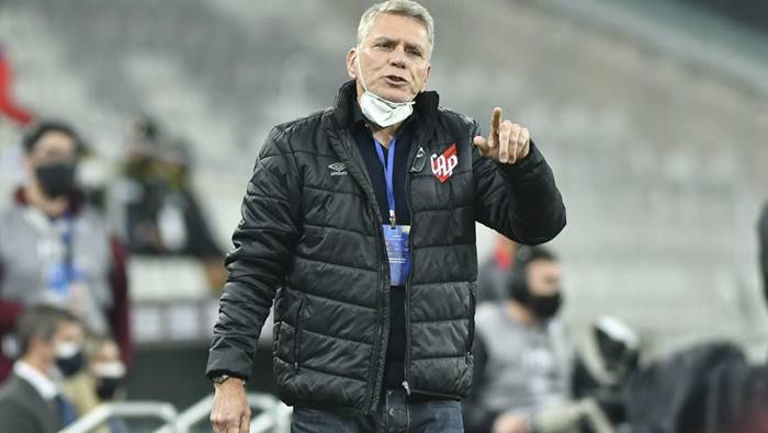 Goiás anuncia ex-técnico do Vitória e dirigente cogitado no Bahia