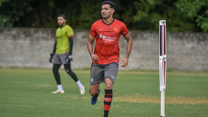 Alan Santos sofre trauma no joelho e desfalca o Vitória no sábado