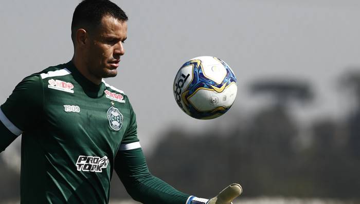 Negociação com Wilson trava, e Vitória conversa com outros três goleiros