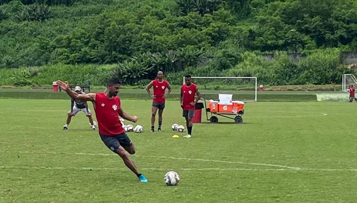 EC Vitória: Tréllez treina finalizações; Dinei repousa após reação à dose da vacina