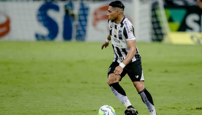 A pedido de Guto, Bahia busca contratação de atacante do Ceará