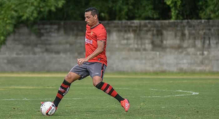 Atacante do Vitória comenta pressão por classificação no Campeonato Baiano