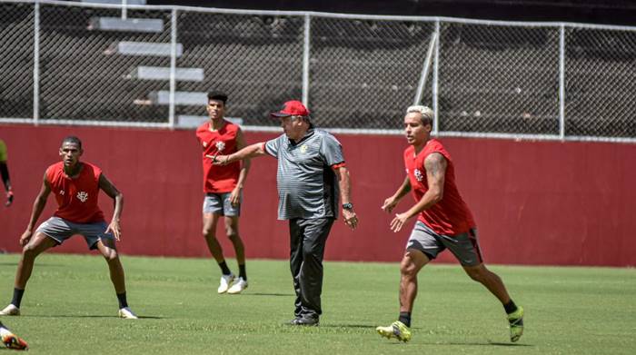 Geninho começa a montar time do Vitória para pegar o Glória pela Copa do Brasil