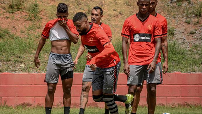 Com retorno de meia, Vitória treina e antecipa viagem para Alagoinhas