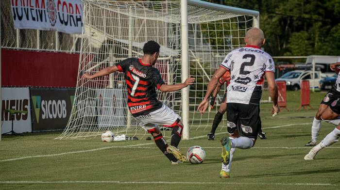 Vitória enfrenta o Doce Mel buscando retornar ao G-4 no Baianão