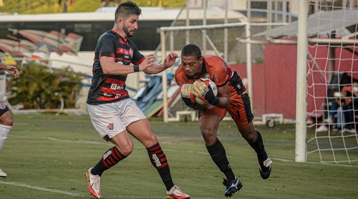 Vitória finaliza mais de 23 vezes para marcar um gol na temporada