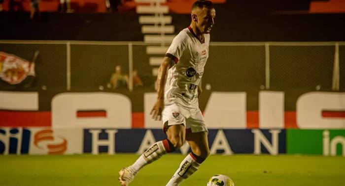 Na reestreia de Geninho, Vitória joga mal, mas marca no fim e avança na Copa do Brasil