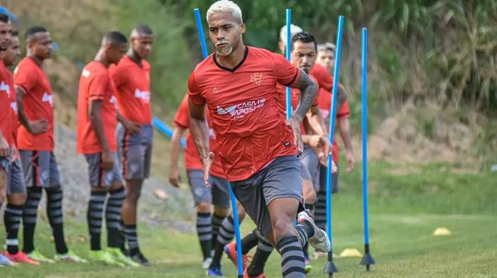 Cotado para ser titular contra o Remo, zagueiro projeta recomeço no Vitória