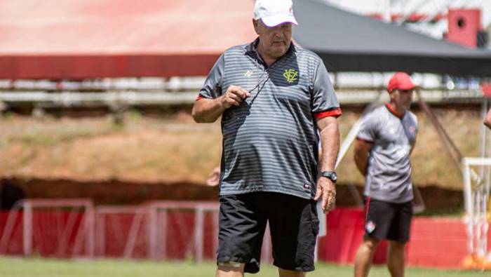 Após início ruim na Série C, Geninho indica mudanças no time do Vitória
