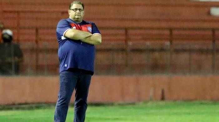 Guto analisa as peças que pode utilizar no jogo contra o Azuriz