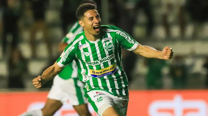 Emprestado pelo Bahia, Óscar Ruiz celebra gol na estreia pelo Juventude