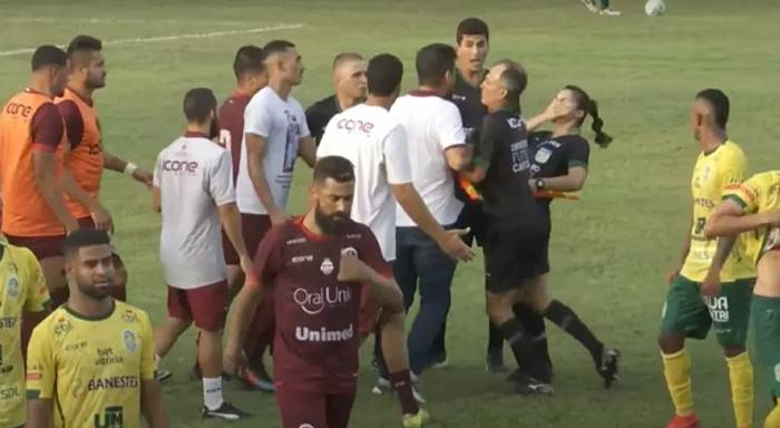 Vídeo: Técnico dá cabeçada em assistente de arbitragem em jogo do Capixaba