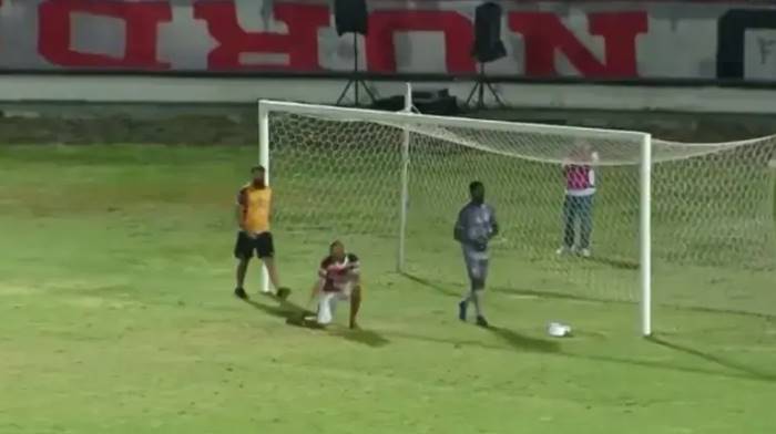 Vídeo: Torcedor do Santa Cruz invade campo para ensinar goleiro a defender