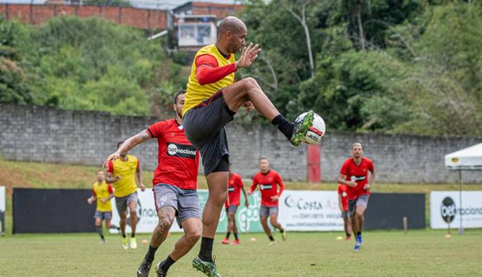 Vitória realiza penúltimo treino em Salvador antes da viagem para Fortaleza