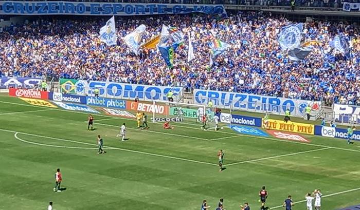 Ex-Bahia é expulso, Cruzeiro vence o Sampaio e volta à liderança da Série B