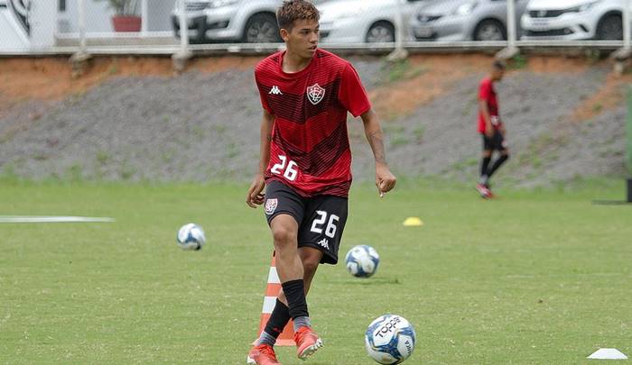 Meia Eduardo, do Vitória, tem julgamento adiado mais uma vez