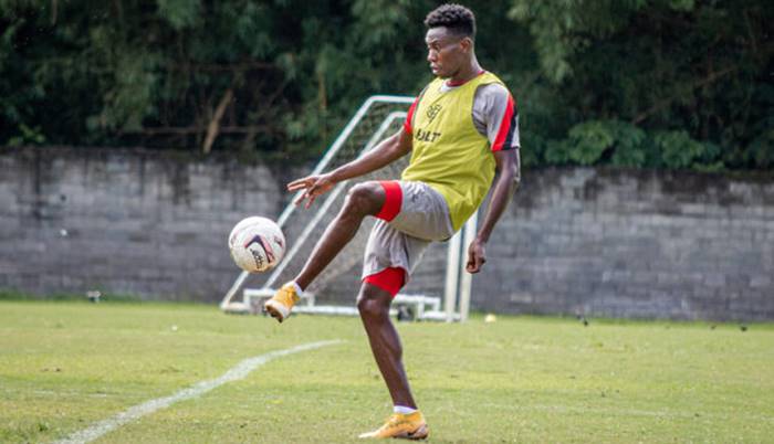 Antes de estrear, Héctor Urrego está de malas prontas para deixar o Vitória