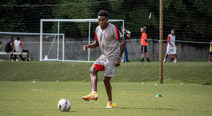 Héctor Urrego esclarece pedido para deixar o Vitória e relata problemas