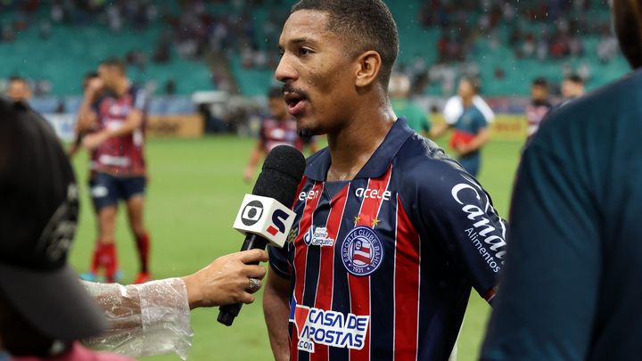 Davó dedica gol para avó e brinca sobre arrancada: “É muita comida dela”