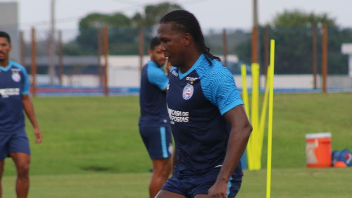 Rodallega treina com bola e deve retornar no Bahia diante do Criciúma