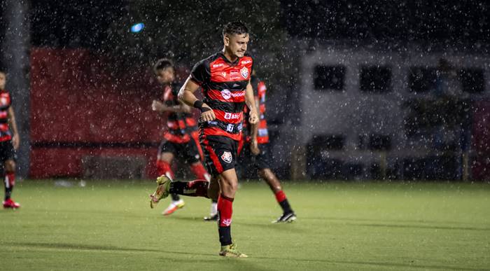 Lateral fala sobre acesso do Vitória e diz que Burse resgatou os jogadores