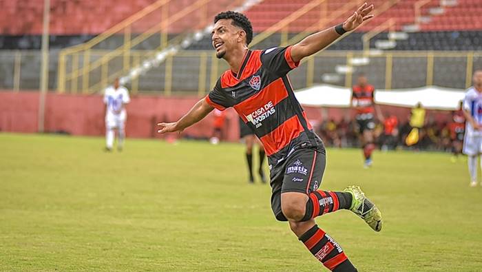 Vitória amplia vínculo com atacante da base até dezembro de 2023