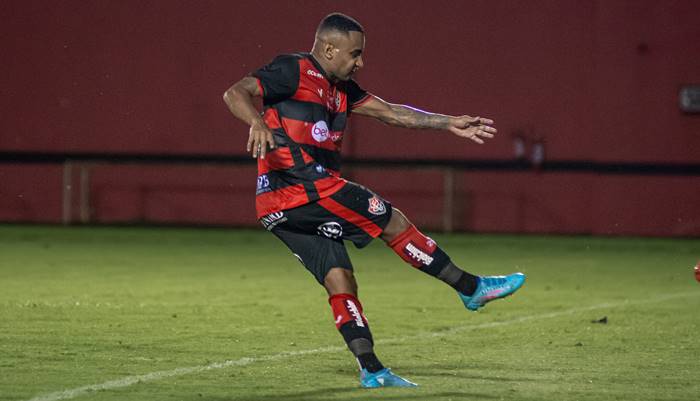 Dionísio elogia metodologia de João Burse e ressalta adaptação no Vitória