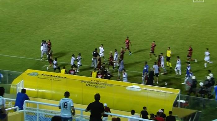 Vitória multa auxiliar e jogadores envolvidos em briga generalizada