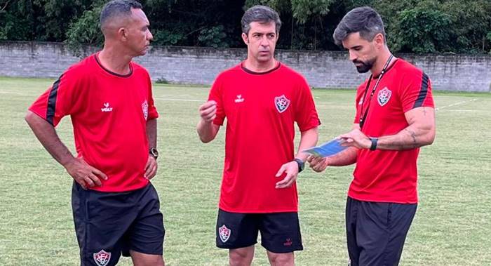 De volta ao Vitória, João Burse frisa pés no chão com G-8: “É jogo a jogo”