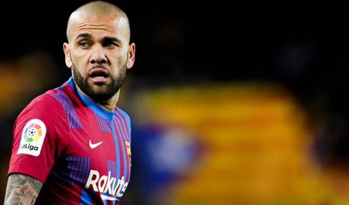 Livre no mercado, Daniel Alves volta ao radar de clube da Série A