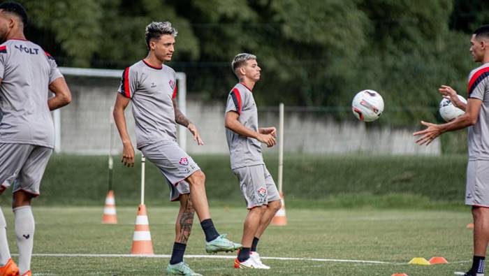 Lateral do Vitória é diagnosticado com lesão ligamentar no pé direito