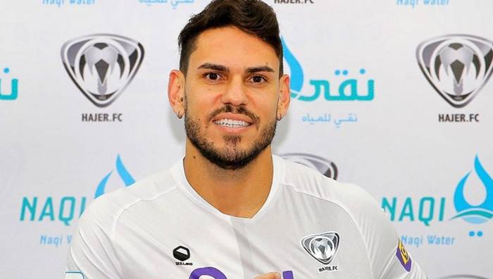 Ex-Vitória, Palmeiras e Flamengo, zagueiro celebra chegada ao futebol árabe