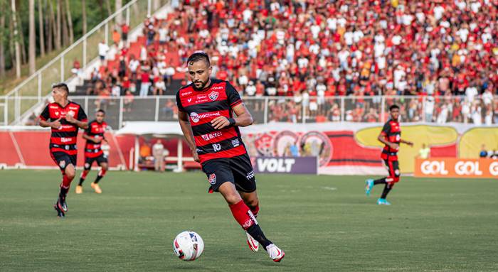 Com contrato encerrando, lateral não fica no Vitória para Série B