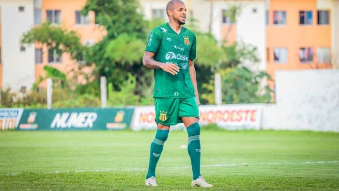 Atacante adia apresentação ao Vitória por problemas familiares