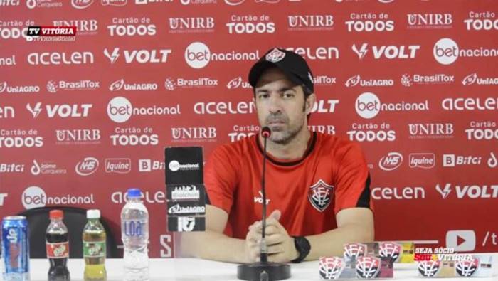 Burse confirma 4 desfalques, mas garante que Vitória está preparado para fazer um grande jogo