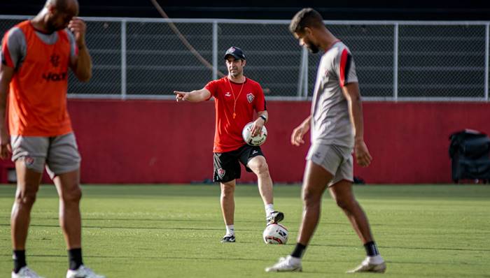 Burse comanda treino tático e comenta possível ausência de Rafinha