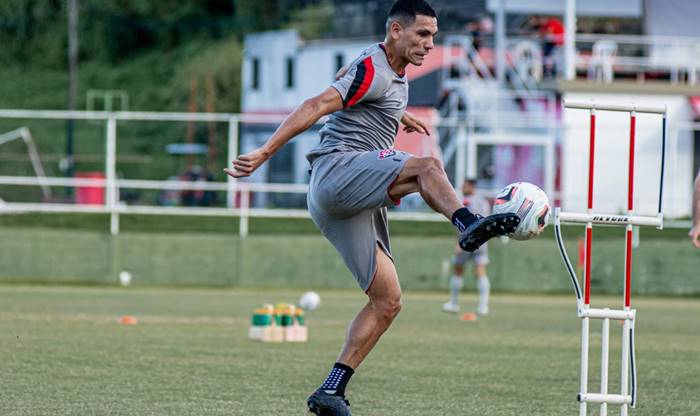 Léo Gomes projeta retorno ao Vitória na batalha contra o ABC: “Vou estar apto”