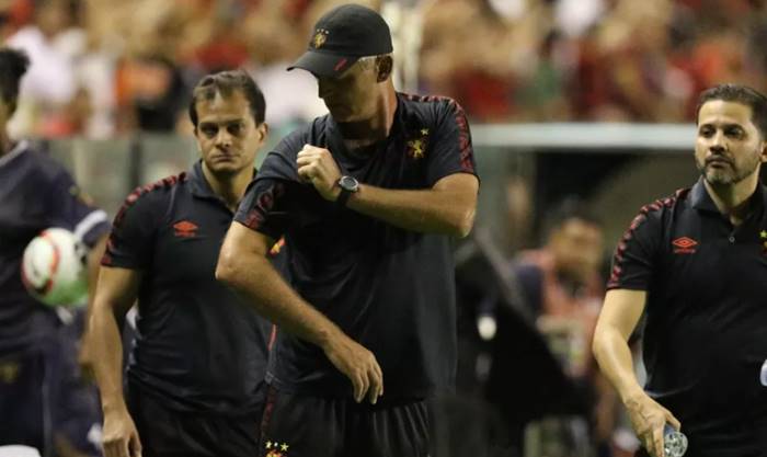 Cotado no Santos, Lisca leva ‘cervejada’ e é hostilizado por torcida do Sport