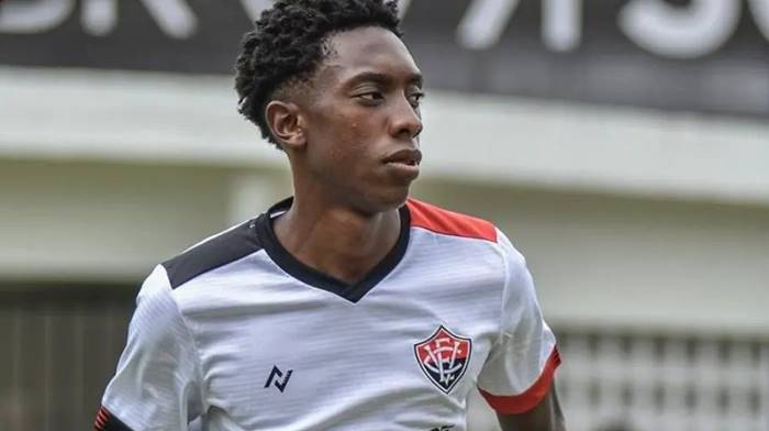 Vitória fecha primeiro contrato profissional de centroavante da base