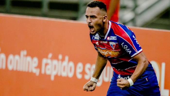 Novo reforço do Bahia, atacante já está em Salvador, diz jornalista