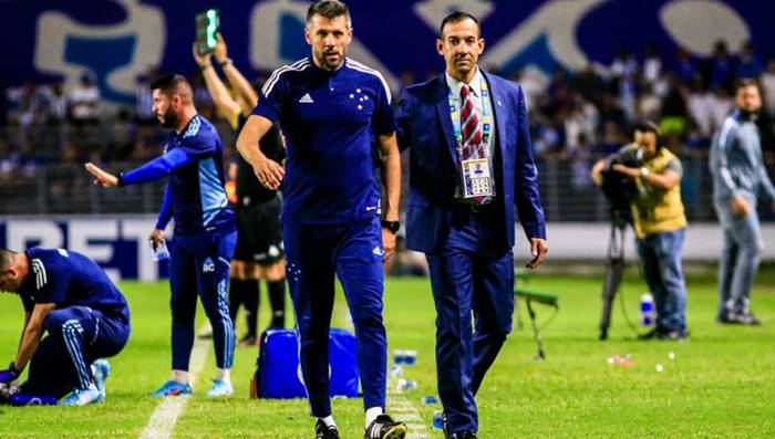 Expulso contra o CSA, Pezzolano não comanda o Cruzeiro diante do Bahia
