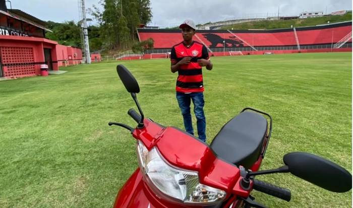Torcedor agredido por integrantes de organizada do Vitória ganha moto nova
