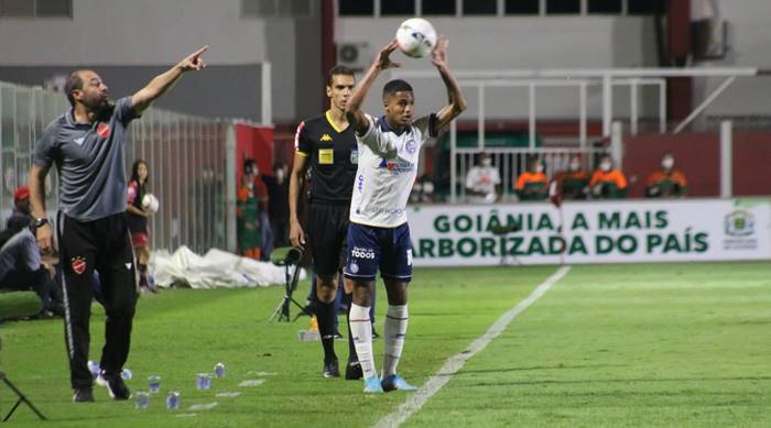 Lateral do Bahia fará exame após dores no joelho e é dúvida para enfrentar o Guarani