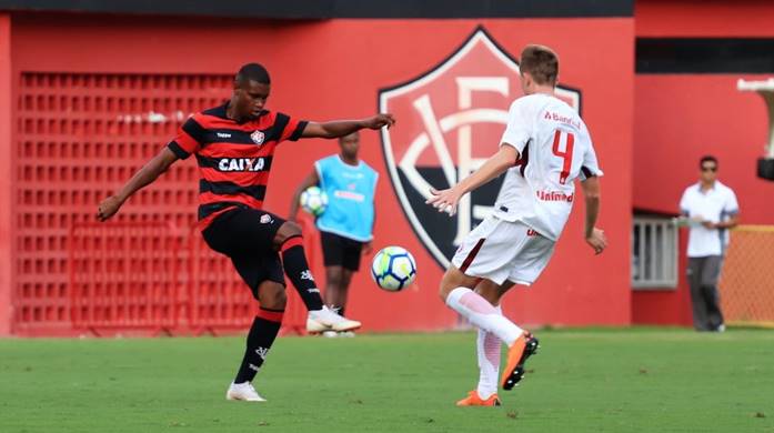 Vitória acerta contratação de atacante artilheiro da Série B do Baiano