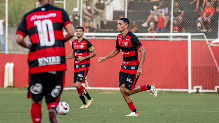 Léo Gomes comenta sobre renovação, Burse, torcida e acesso do Vitória