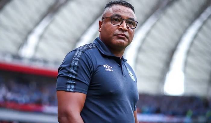 Apesar dos protestos, presidente do Grêmio banca Roger Machado