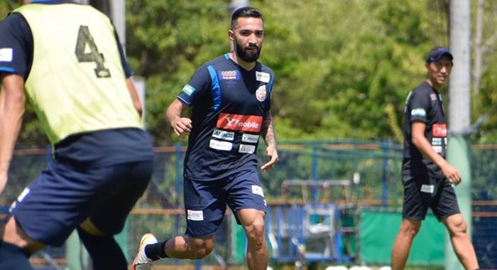 Ex-Bahia, Clayson se apresenta em clube japonês e celebra oportunidade