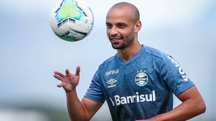 Ex-Bahia, Thaciano retoma vaga no Grêmio após um ano e meio